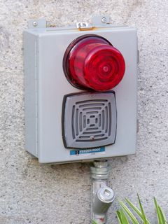 Horn and light combination spotted on First Street NE in Washington, in front of the Dirksen Senate Office Building. I certainly knew what that horn sounded like, because a red version of that horn was the fire alarm when I was in middle school, thus I could easily recognize the sound from countless fire drills.