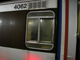 Cab windows: 4000-Series cars have a four-paneled cab window, with two horizontal divisions.
