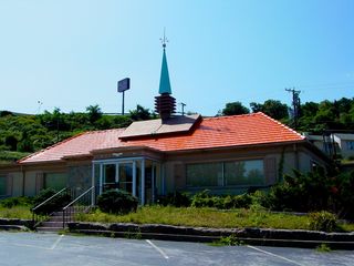 The Howard Johnson's on Afton Mountain was kept updated to stay with the times for the most part, as the building had undergone a number of changes since its original 1948 opening. It received a considerable facelift during the 1960s (approximately), which gave the building a new cupola, and removed the dormers from the roof. Additionally, in the 1970s, the building adopted the "environmental" color scheme vs. the earlier white style with turquoise trim.