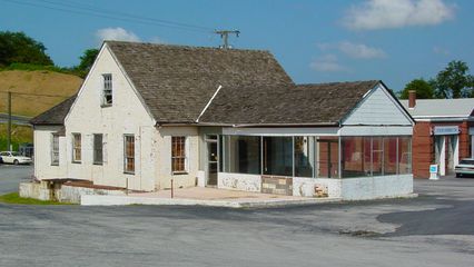 A building that once housed a gift shop and motel office sat in front of the Skyline Parkway Motel's cabins.  This motel appeared to have undergone a number of modifications since it first opened, as the front section (glassed in) of the gift shop did not appear in postcards, and a number of the buildings looked considerably different than the postcards indicated.