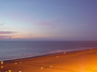 However, soon the first rays of dawn became visible, while the beach was still primarily lit by the lampposts along the boardwalk.