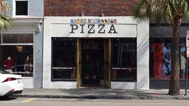 Facade for Benny Ravello's, a pizza restaurant on King Street.