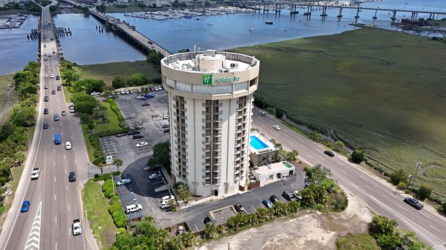 Holiday Inn hotel, housed in a round building between the two sides of US 17.