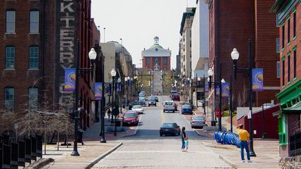 Looking up Ninth Street, one finds that the street slopes upward, and then quickly becomes steeper as the street ends, being replaced by Monument Terrace. The Lynchburg Courthouse is at the top of the hill.