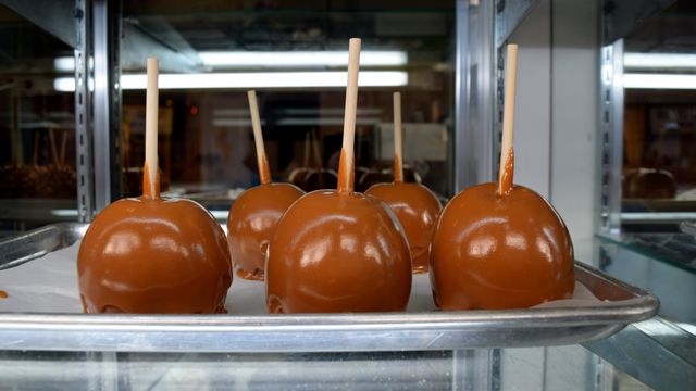 Candy apples for sale at a boardwalk eatery.