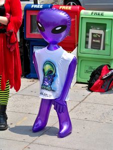 An inflatable alien, representing the alien Xenu from Scientology teachings, wears a t-shirt with the URL for Xenu.net at the bottom.