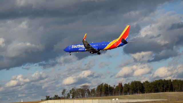 N8582Z, a Boeing 737-800 operated by Southwest Airlines