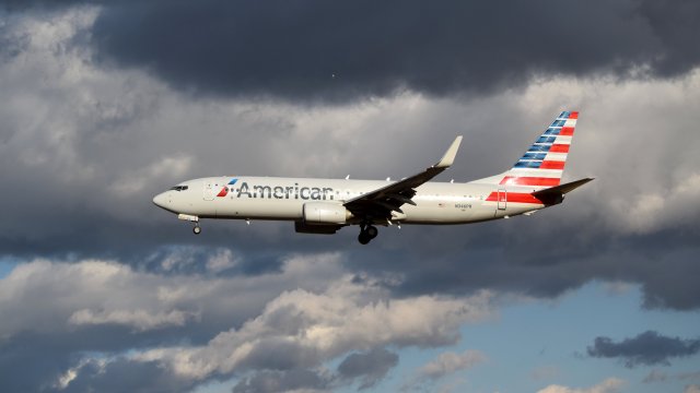 N346PR, a Boeing 737-823 operated by American Airlines