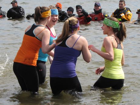 Four teenaged girls take the plunge together.