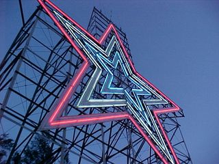 I think it's quite impressive viewing the star from an upward angle like these where you can see that the Roanoke Star is basically flat, attached to a massive support structure.