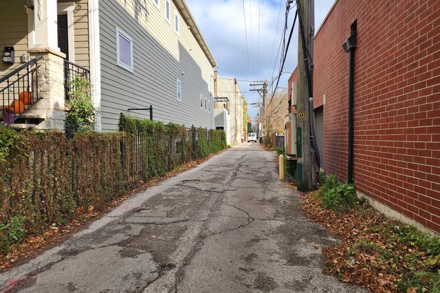 Alley running between the 4800 blocks of North Claremont Avenue and North Oakley Avenue.  View facing east.