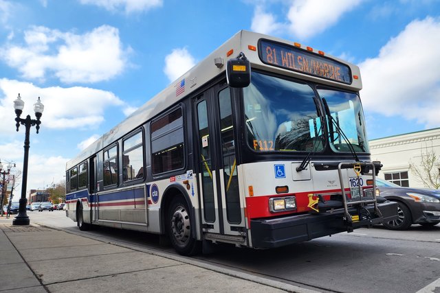 CTA bus 1620, a New Flyer D40LF, traveling eastbound on West Lawrence Avenue while operating the 81 route.