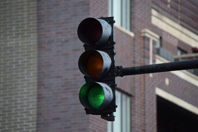 Traffic signal at the intersection of North Oakley Avenue and West Lawrence Avenue.