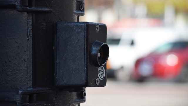 Pedestrian call button at the intersection of North Oakley Avenue and West Lawrence Avenue.