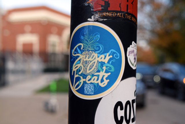 "Sugar Beats" sticker on a lamppost at the intersection of North Lincoln Avenue and West Eastwood Avenue.