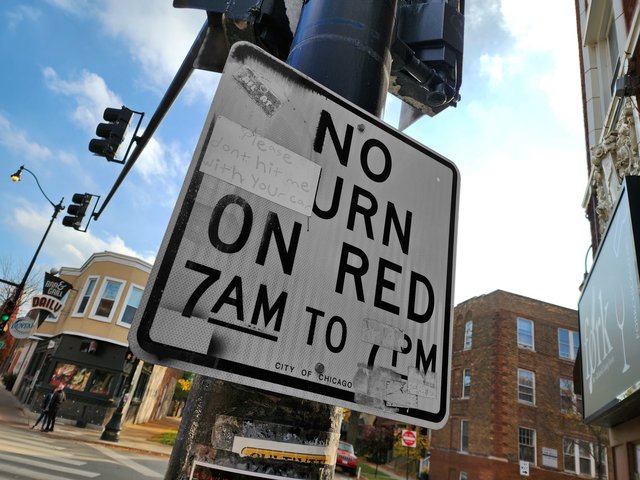 "NO TURN ON RED" sign at the intersection of North Lincoln Avenue and West Wilson Avenue for traffic traveling southbound on North Lincoln Avenue.