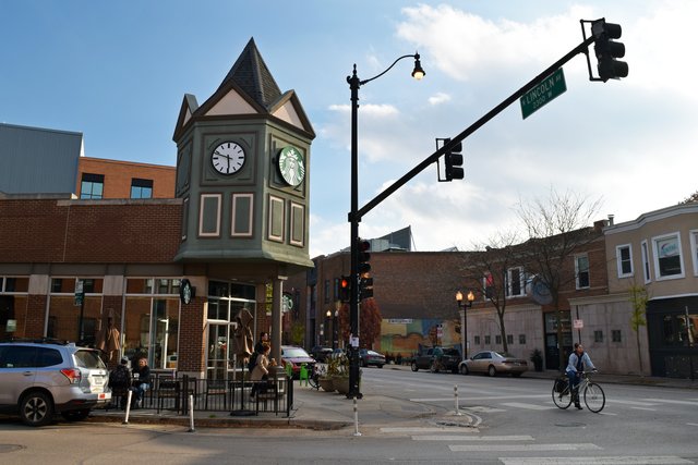 Starbucks Coffee location at 4553-4557 North Lincoln Avenue.